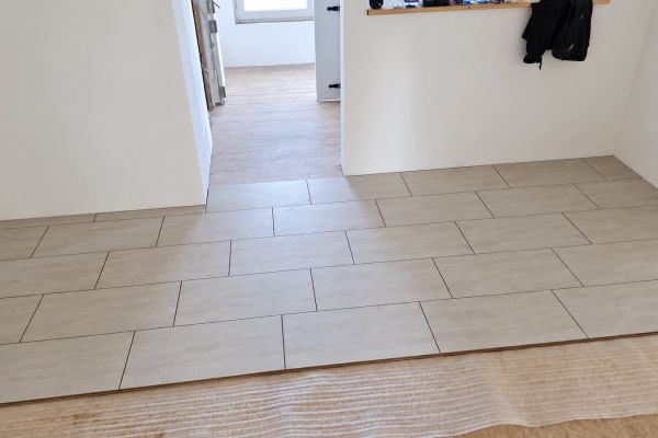 Neu verlegter Laminatboden in einem Wohnraum